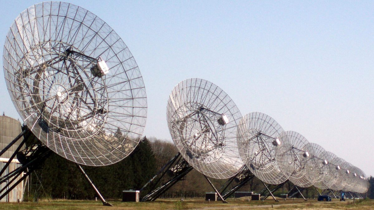 Westerbork Synthesis Radio Telescope. // Source : Wikimedia/CC/Onderwijsgek (photo recadrée)