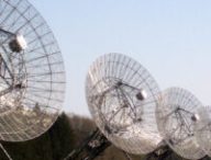 Westerbork Synthesis Radio Telescope. // Source : Wikimedia/CC/Onderwijsgek (photo recadrée)