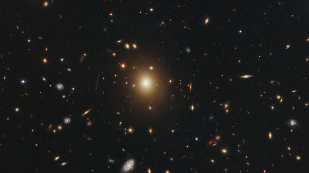 L'amas Abell 2261 vu par Hubble en 2011. // Source : Wikimedia/CC/Nasa, HST (photo recadrée)