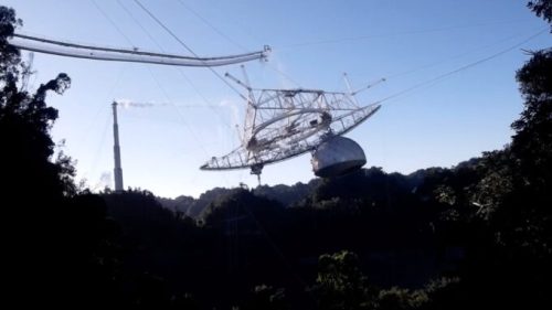 L'effondrement du radiotélescope d'Arecibo. // Source : Capture d'écran NSF