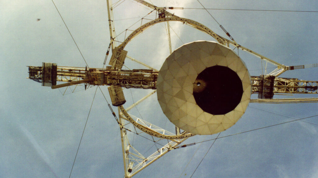 La plateforme d'instruments du radiotélescope d'Arecibo. // Source : NAIC