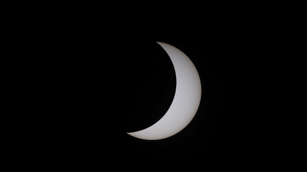 L'éclipse vue depuis Buenos Aires en Argentine. Le Soleil est occulté à 75 %. // Source : Flickr/CC/Guille . (photo recadrée)