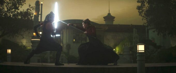 La Magistrate se bat avec une lance en beskar contre Ahsoka // Source : Lucasfilm La Magistrate se bat avec une lance en beskar contre Ahsoka // Source : Lucasfilm