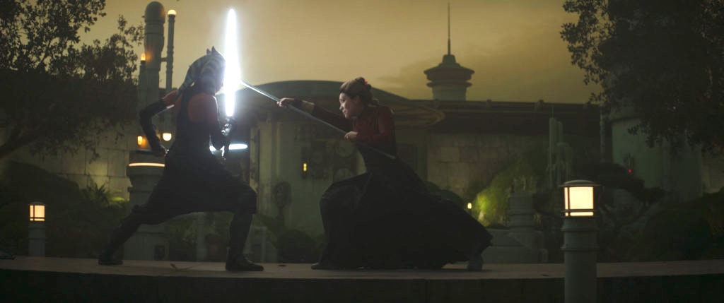 La Magistrate se bat avec une lance en beskar contre Ahsoka // Source : Lucasfilm