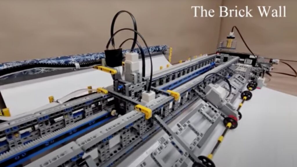 Machine Lego qui découpe les emballages pour les cadeaux