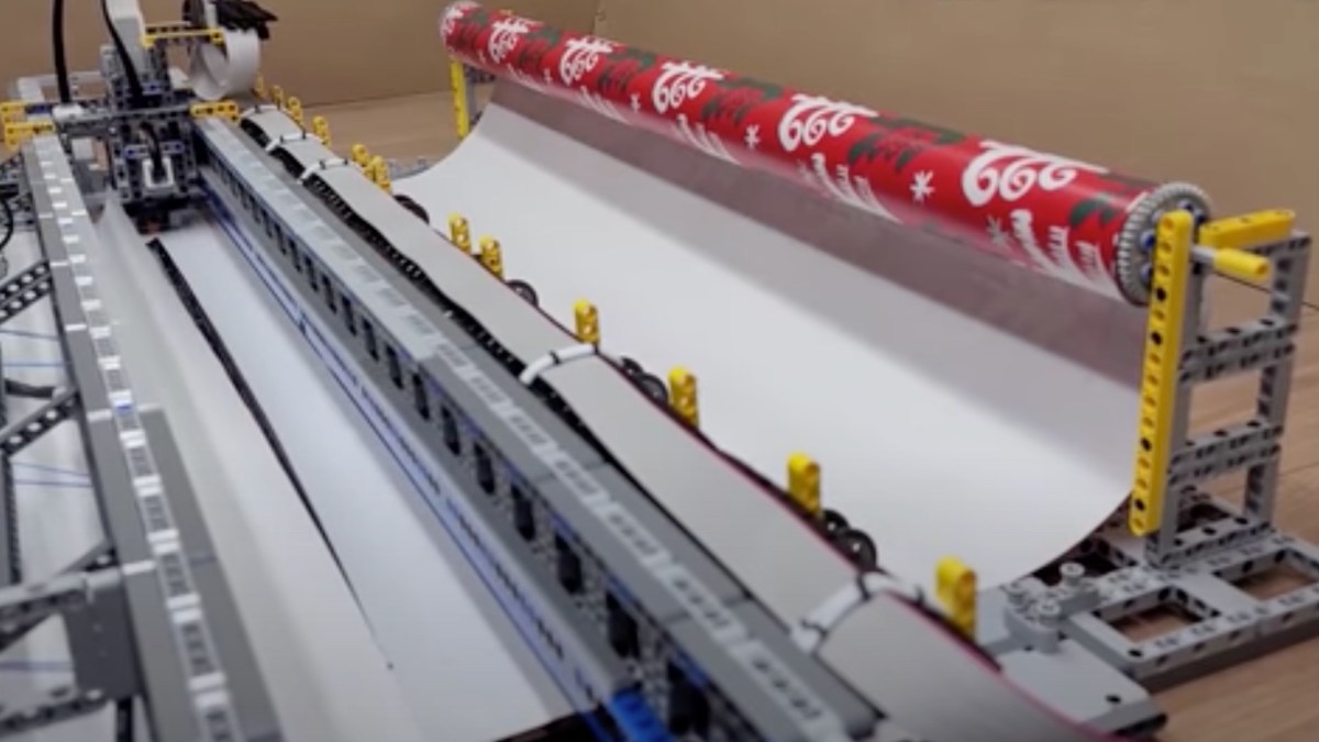 Machine Lego qui découpe les emballages pour les cadeaux // Source : Capture d'écran YouTube The Brick Wall