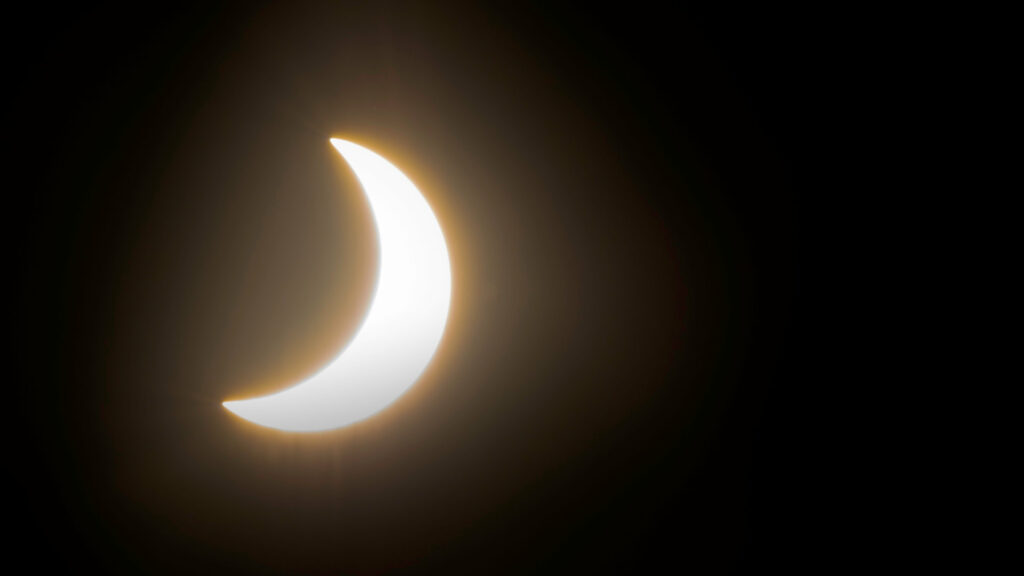 L'éclipse du 14 décembre 2020 vue de l'Uruguay. // Source : Flickr/CC/Jimmy Baikovicius (photo recadrée)