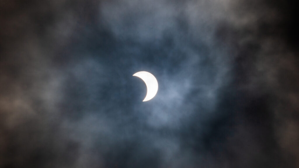 Éclipse solaire du 21 juin 2020. // Source : Flickr/CC/DraconianRain (photo recadrée)