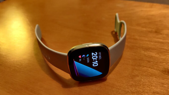 Test de la Sense que vaut la derni re montre connect e de Fitbit