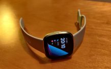 Fitbit Sense // Source : Julien Lausson pour Numerama