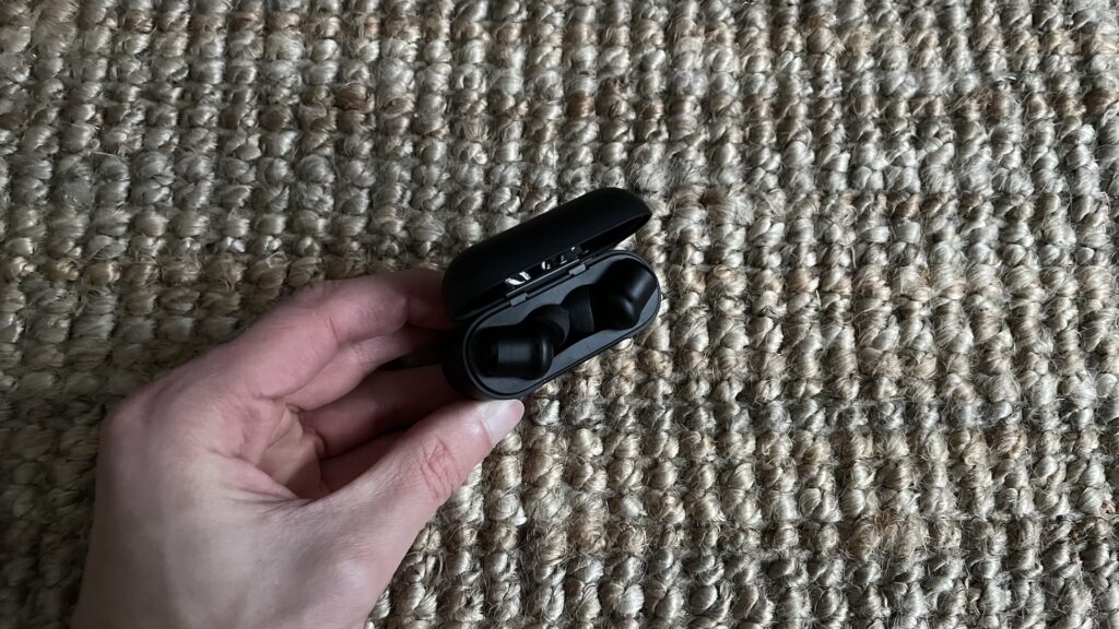 Les écouteurs Razer Hammerhead Pro dans leur boîtier // Source : Maxime Claudel pour Numerama Les écouteurs Razer Hammerhead Pro dans leur boîtier // Source : Maxime Claudel pour Numerama