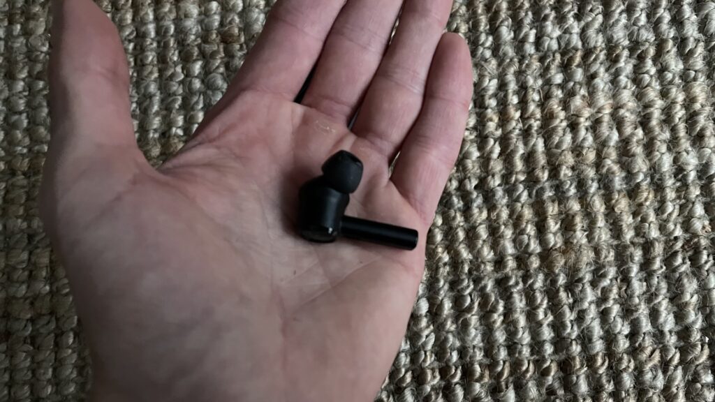 Un écouteur Razer Hammerhead Pro // Source : Maxime Claudel pour Numerama Un écouteur Razer Hammerhead Pro // Source : Maxime Claudel pour Numerama