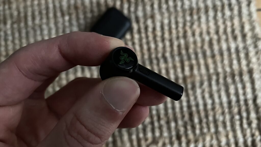 Le logo Razer sur les écouteurs Hammerhead Pro // Source : Maxime Claudel pour Numerama Le logo Razer sur les écouteurs Hammerhead Pro // Source : Maxime Claudel pour Numerama