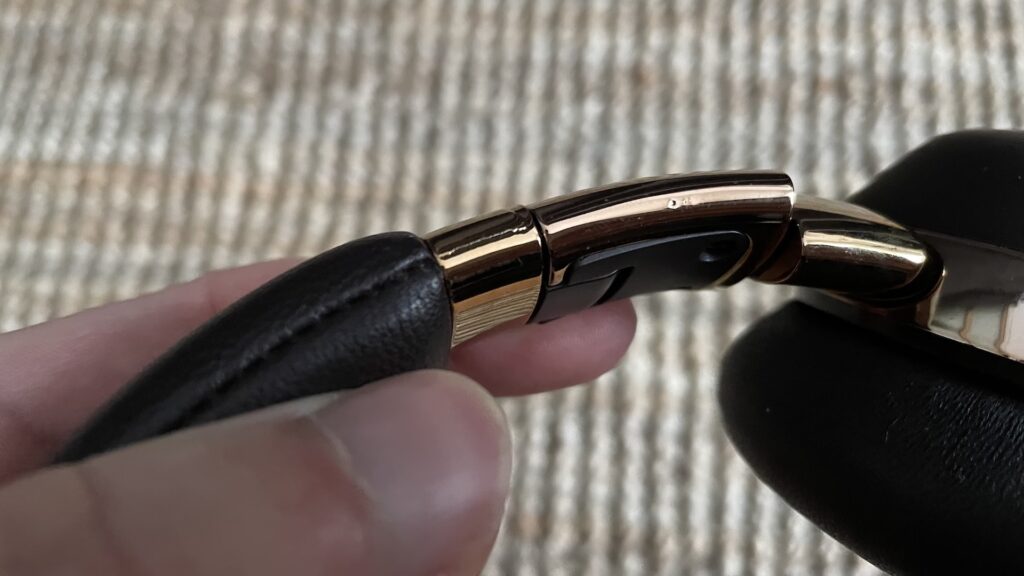 Peinture qui se craquèle sur le casque Montblanc MB 01 // Source : Maxime Claudel pour Numerama Peinture qui se craquèle sur le casque Montblanc MB 01 // Source : Maxime Claudel pour Numerama