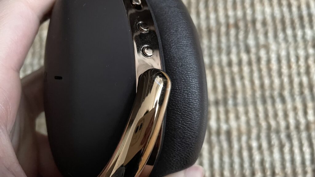 Peinture irisée sur le casque Montblanc MB 01 // Source : Maxime Claudel pour Numerama Peinture irisée sur le casque Montblanc MB 01 // Source : Maxime Claudel pour Numerama