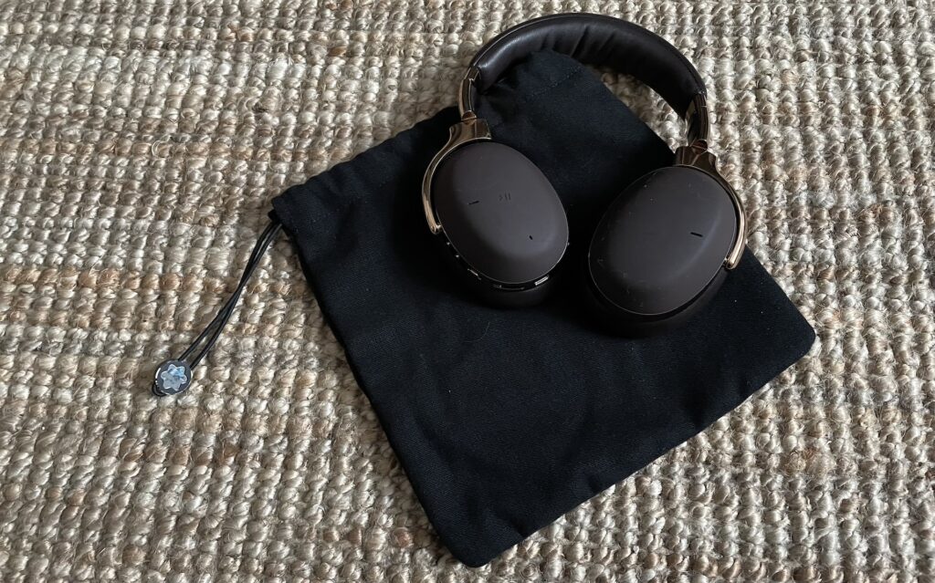 Le casque Montblanc et sa pochette // Source : Maxime Claudel pour Numerama Le casque Montblanc et sa pochette // Source : Maxime Claudel pour Numerama