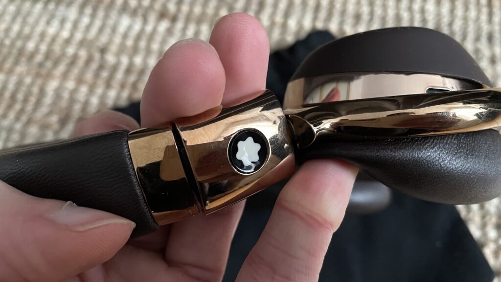 Le logo du casque Montblanc MB 01 // Source : Maxime Claudel pour Numerama Le logo du casque Montblanc MB 01 // Source : Maxime Claudel pour Numerama