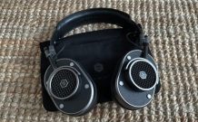 Le casque MH40 et sa housse // Source : Maxime Claudel pour Numerama