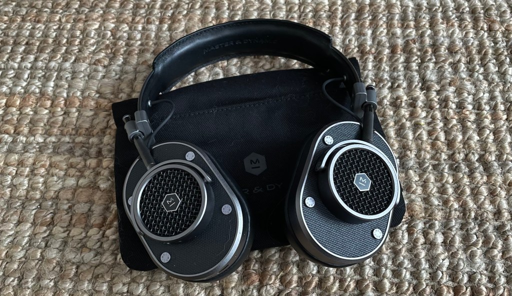 Le casque MH40 et sa housse // Source : Maxime Claudel pour Numerama Le casque MH40 et sa housse // Source : Maxime Claudel pour Numerama