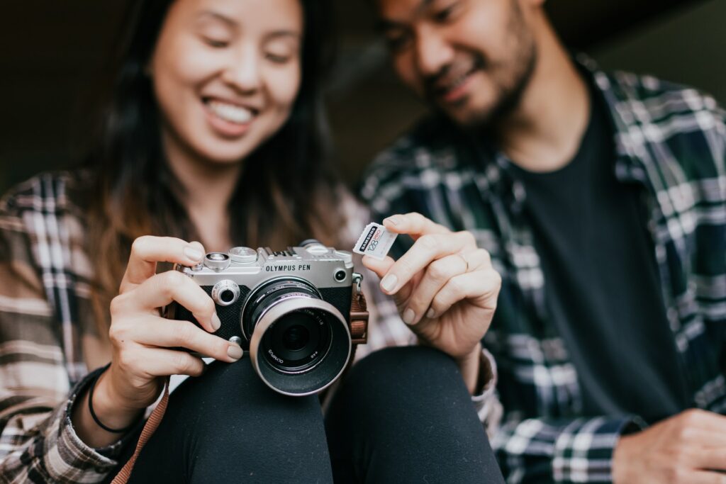 « Est-ce que tu crois qu'elle est assez moche celle-là ? » « Oui vas-y mdr c'est vraiment une brosse à dents peu photogénique » // Source : Samsung Memory / Unsplash