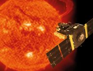 Vue d'artiste de SoHO. // Source : Spacecraft: ESA/ATG medialab; Sun: ESA/NASA SOHO, CC BY-SA 3.0 IGO
