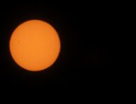 Le Soleil. On distingue une tache solaire. // Source : Flickr/CC/Mike Lewinski (photo recadrée)