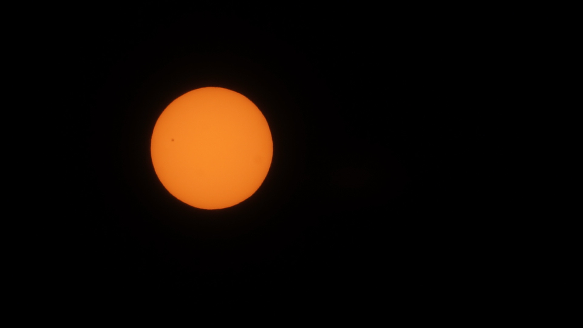 Le Soleil. On distingue une tache solaire. // Source : Flickr/CC/Mike Lewinski (photo recadrée)