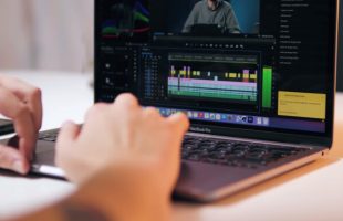 Les MacBook Pro M1 // Source : Louise Audry pour Numerama