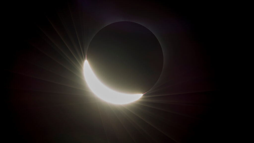 Éclipse solaire du 21 août 2017. // Source : NASA/Aubrey Gemignani (photo recadrée)