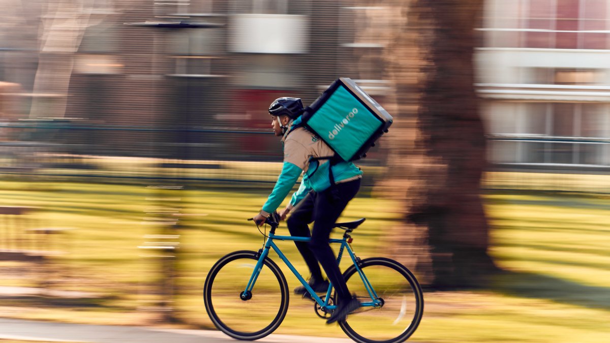 Un livreur Deliveroo // Source : Deliveroo / Flickr