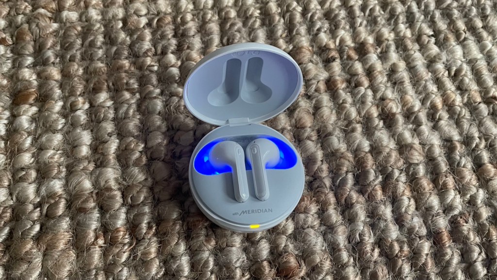 Les écouteurs LG Tone Free FN7 dans leur boîtier (avec lumière bleue) // Source : Maxime Claudel pour Numerama Les écouteurs LG Tone Free FN7 dans leur boîtier (avec lumière bleue) // Source : Maxime Claudel pour Numerama