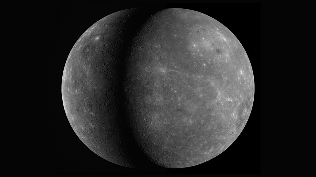 Image composée de deux vues de Mercure lors de survols par MESSENGER. // Source : NASA/Johns Hopkins University Applied Physics Laboratory/Carnegie Institution of Washington/Smithsonian Institution