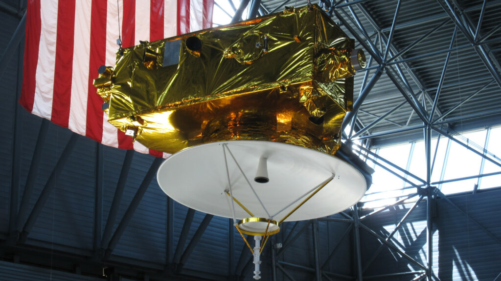 Modèle de la sonde New Horizons à l'échelle. // Source : Flickr/CC/Bernt Rostad (photo recadrée)