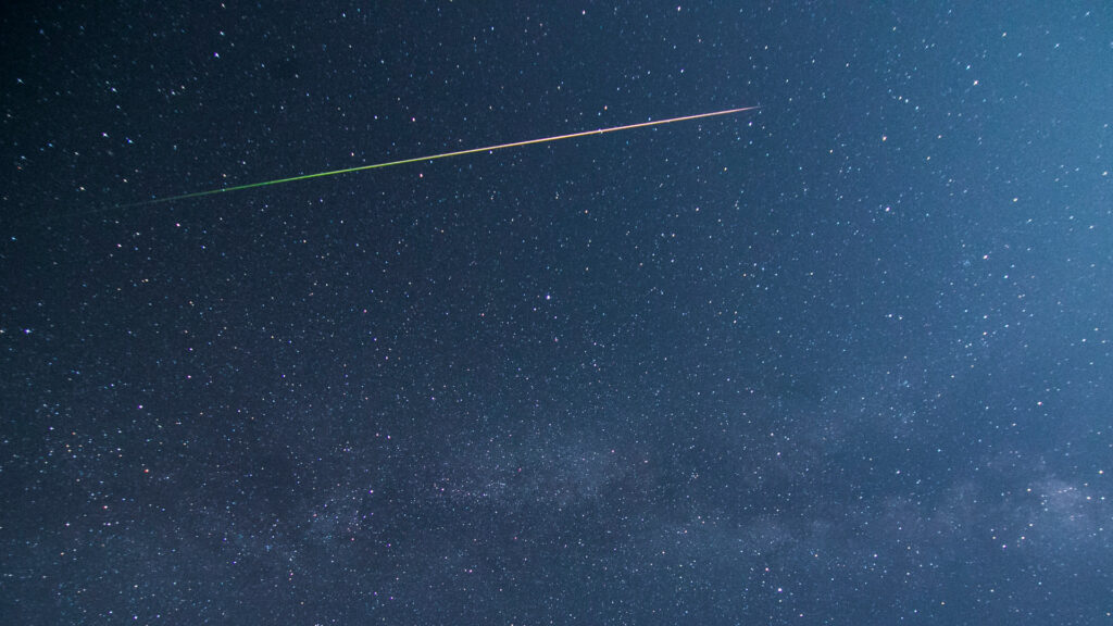 Étoile filante de l'essaim des Perséïdes et Voie lactée. // Source : Flickr/CC/Greg Chow (photo recadrée)