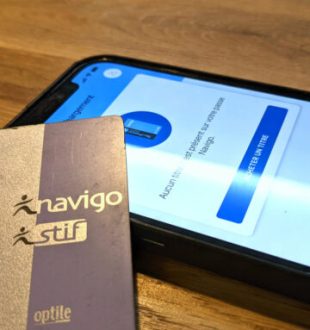 Le passe Navigo et un iPhone 12 Pro Max // Source : Numerama