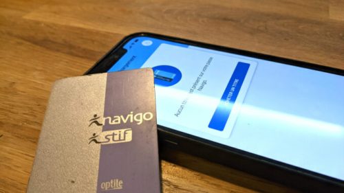 Le passe Navigo et un iPhone 12 Pro Max // Source : Numerama