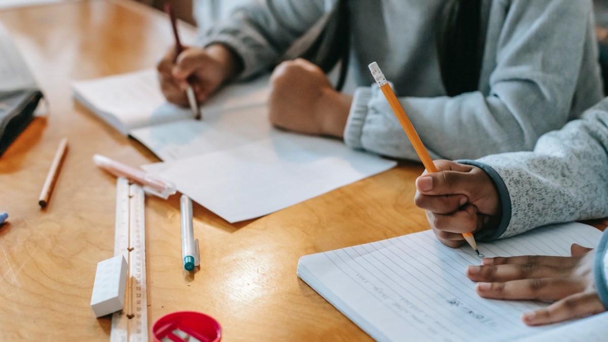 La distanciation physique des élèves dans les salles de classe et les cantines apparaît encore insuffisante. // Source : Pexels