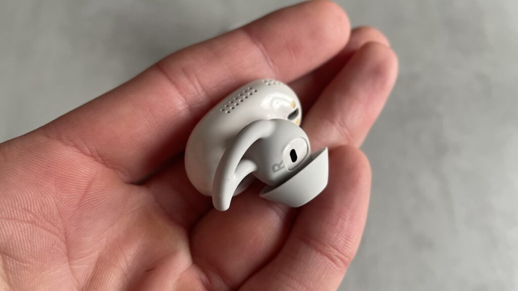 Un écouteur Bose QuietComfort Earbuds // Source : Maxime Claudel pour Numerama