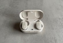 Écouteurs Bose QuietComfort Earbuds dans leur boîtier // Source : Maxime Claudel pour Numerama