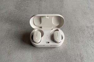 Écouteurs Bose QuietComfort Earbuds dans leur boîtier // Source : Maxime Claudel pour Numerama