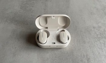 Écouteurs Bose QuietComfort Earbuds dans leur boîtier // Source : Maxime Claudel pour Numerama