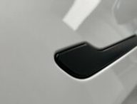 Les améliorations de la Tesla Model 3 fin 2020 : du noir à la place du chrome, mais toujours la même poignée // Source : Julien Cadot pour Numerama
