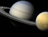 Titan, Encelade et Saturne. // Source : Flickr/CC/Kevin Gill (photo recadrée)