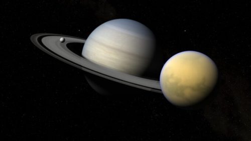 Titan, Encelade et Saturne. // Source : Flickr/CC/Kevin Gill (photo recadrée)