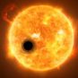 Vue d'artiste de WASP-107b passant devant son étoile. // Source : ESA/Hubble, NASA, M. Kornmesser (photo recadrée)