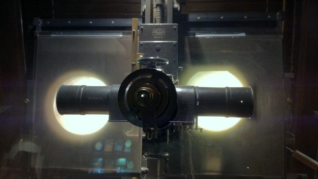 Le comparateur à clignotement de l'observatoire Lowell. // Source : Wikimedia/CC/nivium (photo recadrée)