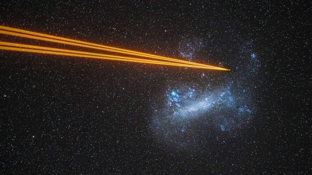 Faisceau lumineux dirigé vers le Grand Nuage de Magellan. // Source : Juan-Carlos Munoz-Mateos (photo recadrée)