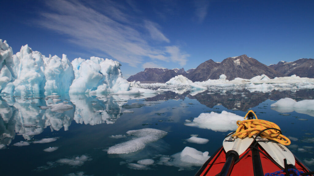 De loin, la banquise du Groenland peut paraître immaculée. // Source : Flickr/CC/Sébastien Royer (photo recadrée)