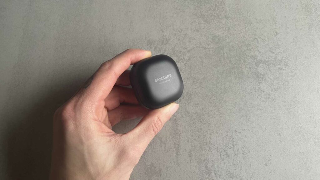 Boîtier des écouteurs Samsung Galaxy Buds Pro // Source : Maxime Claudel pour Numerama Boîtier des écouteurs Samsung Galaxy Buds Pro // Source : Maxime Claudel pour Numerama