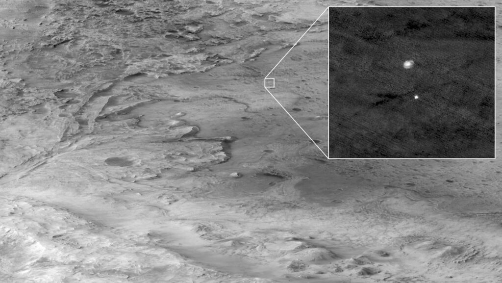Perseverance qui se pose sur Mars, vu de la sonde MRO // Source : Nasa